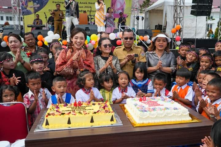 Ketua TP PKK Humbahas Ny Lidia Dosmar Banjarnahor bersama anak PAUD memperingati Hari Anak Nasional ke-40, di Pendopo Bukit Inspirasi, Kecamatan Doloksanggul, Senin (5/8/2024). (Dok/Kominfo Humbahas)