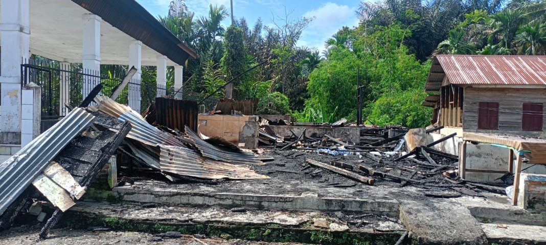 Kondisi dua rumah semi permanen yang terletak di Dusun III, Desa Buluh Awar, Kecamatan Sibolangit, Kabupaten Deliserdang, telah rata dengan tanah usai terbakar, Rabu (7/8/2024). (Foto Dok/Muspika Sibolangit)