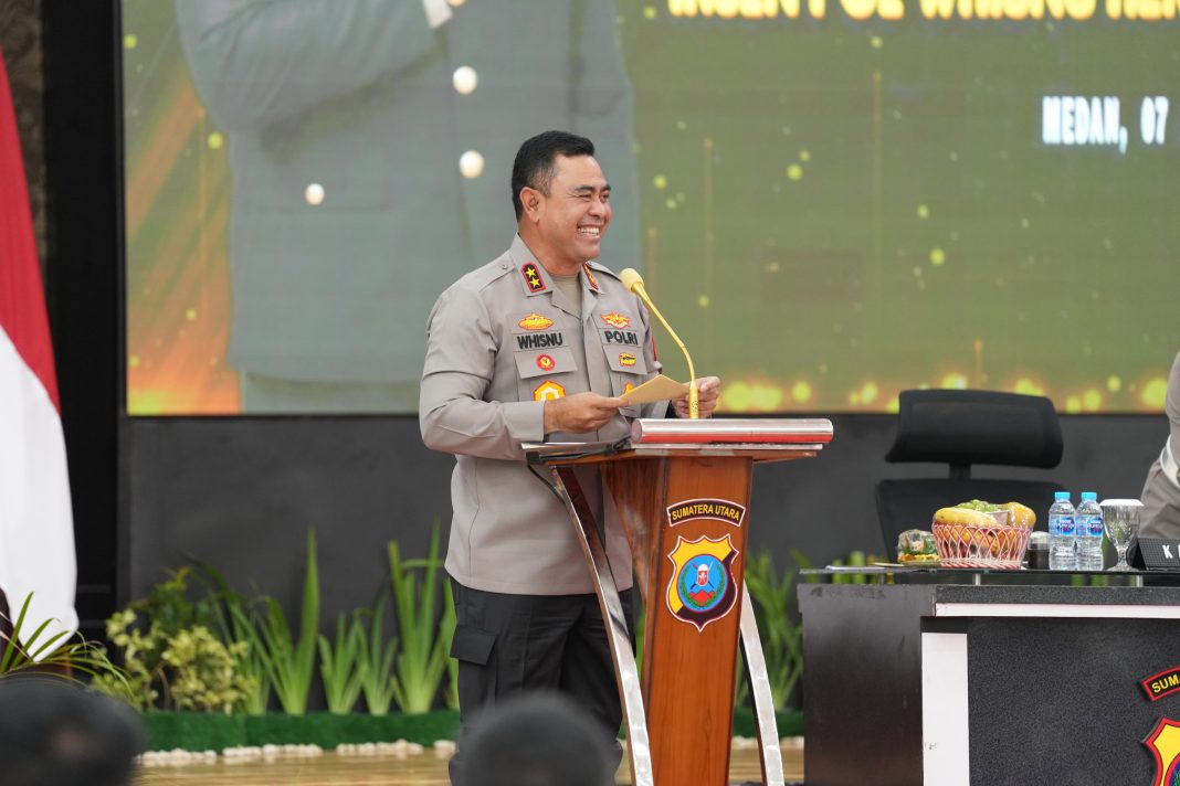 Whisnu Hermawan F SIK MH memberikan sambutan pada kegiatan pembekalan bagi peserta Pendidikan Reguler (Dikreg) LII Sekolah Staf dan Komando (Sesko) TNI TA 2024 di Aula Tribrata, Rabu (7/8/2024). (Dok/Polda Sumut)