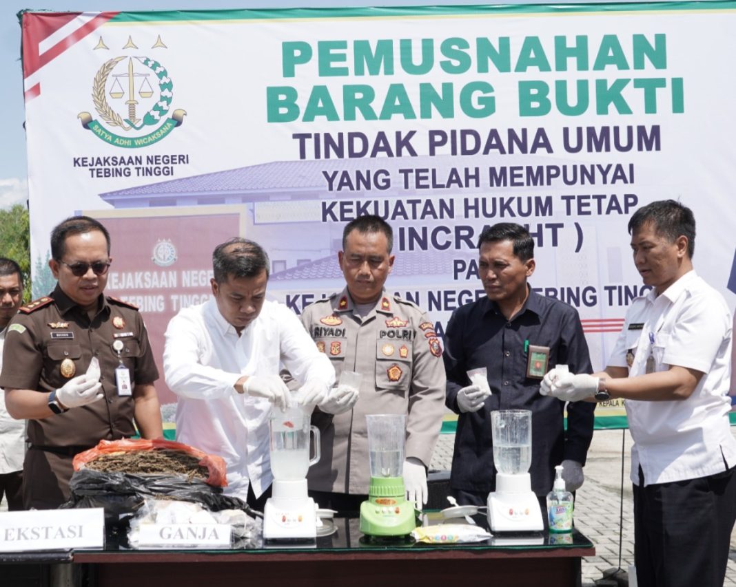Pj Wali Kota Tebingtinggi Moettaqien Hasrimi melakukan pemusnahan barang bukti narkotika dan tindak pidana umum lainnya di halaman Kantor Kejaksaan Negeri Tebingtinggi, Jalan Yos Sudarso Kelurahan Lalang, Rabu (7/8/2024). (Dok/Dinas Kominfo Tebingtinggi)