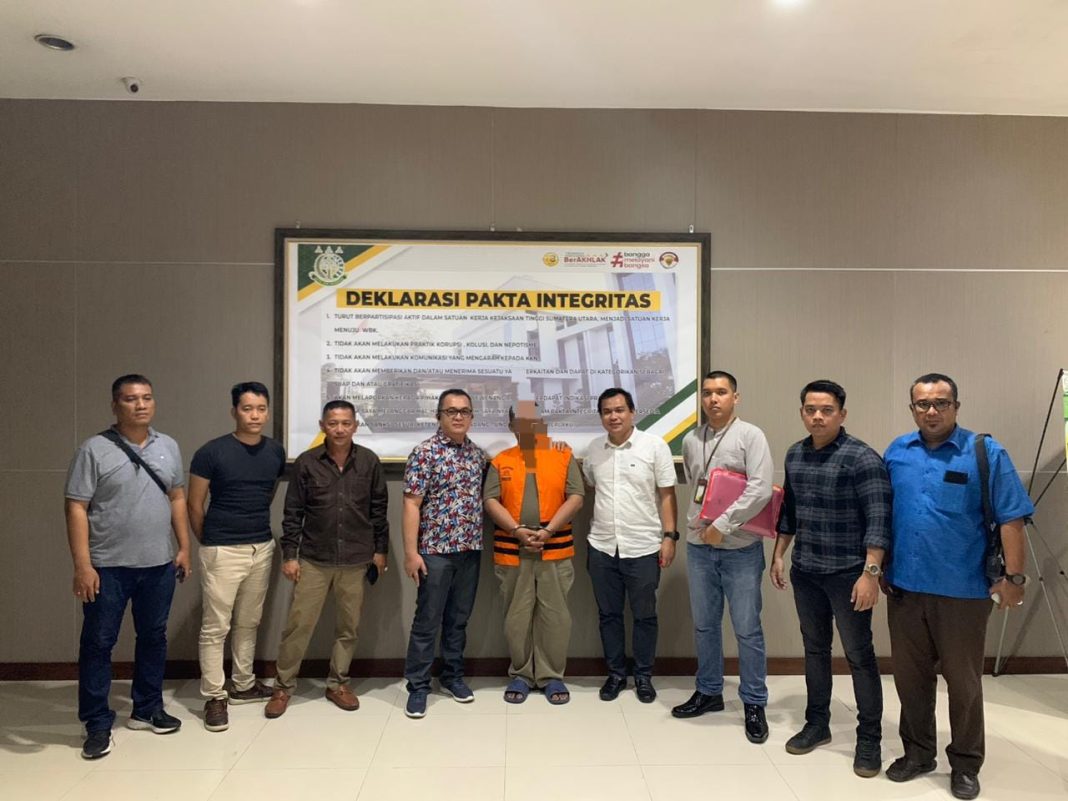 Terpidana Amaludin Batubara saat digiring Tim Tabur Intelijen Kejati Sumut, Selasa (6/8/2024). (Dok/Penkum Kejati Sumut)