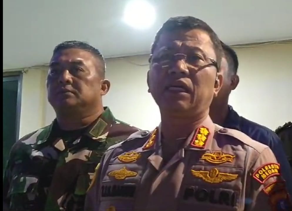Kapolrestabes Medan Kombes Pol Teddy JS Marbun didampingi Dandim 0201/Medan Kolonel Inf Ferry Muzawwad SIP MSi memberikan keterangan pers di Mapolrestabes, Selasa (6/8/2024). (Dok/Humas Polrestabes Medan)
