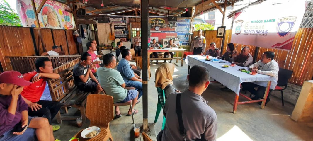 Wakapolres Pematangsiantar Kompol Ahmad Wahyudi SH bersama personel Sat Binmas melaksanakan kegiatan Curhat Kamtibmas di warkop Jalan Pematang, Kelurahan Simalungun, Kecamatan Siantar Selatan, Rabu (7/8/2024). (Dok/Polres Pematangsiantar)