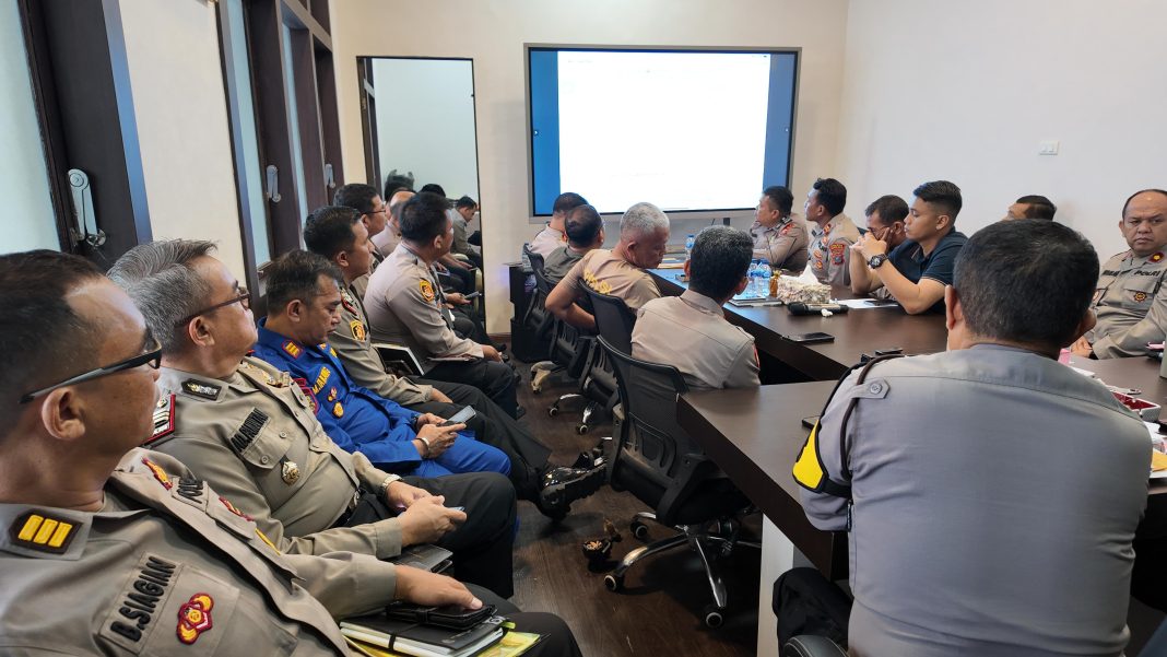 AKBP Yon Edi Winara saat memimpin rapat penyampaian Commander Wish (kebijakan) Kapolda Sumut kepada PJU, Kasat, Kapolsek, Perwira, dan Kasi di lingkungan Polres Tanjungbalai di ruang kerja Kapolres Tanjungbalai, Selasa (6/8/2024). (Dok/Humas Polres Tanjungbalai).