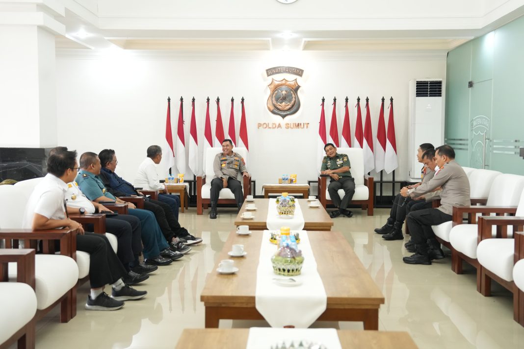 Kapolda Sumut Irjen Pol Wisnu Hermawan F SIK MH memimpin Rapat Koordinasi Lintas Sektoral terkait Operasi Mantap Praja Toba 2024 di Aula Tribrata Polda Sumut, Rabu (7/8/2024). (Dok/Polda Sumut)