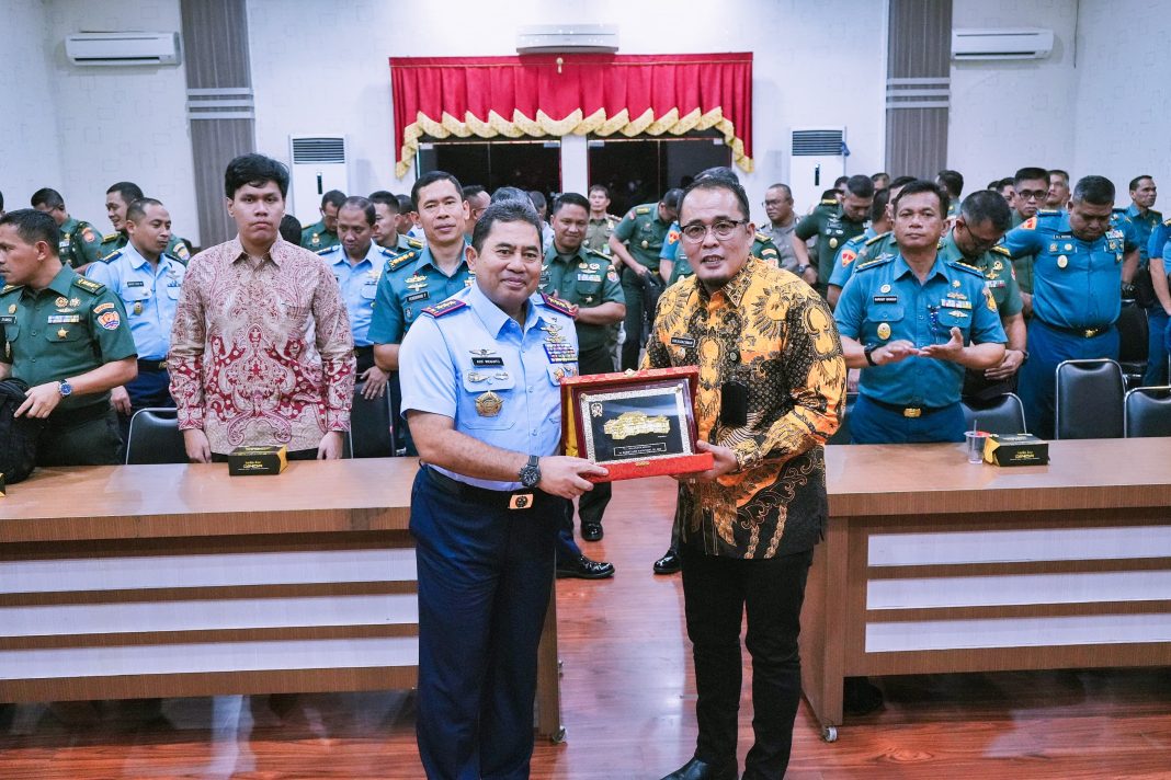 Wakil Wali Kota Medan H Aulia Rachman dan Dansesko TNI Marsekal Madya TNI Arif Widyanto bertukar cinderamata usai kunjungan Pasis Dikreg LII Sesko TNI TA 2024 dalam rangka KKDN di Balai Kota, Rabu (7/8/2024). (Dok/Kominfo Medan)