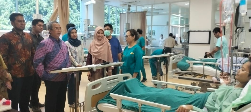 Dirjen Yankes Kemenkes RI Dr Azhar Jaya didampingi Direktur SDM, Pendidikan dan Penelitian RS Adam Malik dr Faisal Habis SpJP (K), Kepala Instalasi PJT RS Adam Malik dr Tengku Winda Ardini MKed (Cardio) SpJP (K) dan lainnya saat mengunjungi pasien di PJT RS Adam Malik, Kamis (8/8/2024).