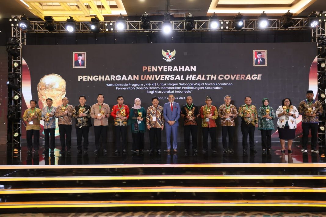 Direktur Utama BPJS Kesehatan Ghufron Mukti foto bersama dengan kepala daerah usai Wakil Presiden RI Ma'ruf Amin memberikan penghargaan kepada kepala daerah dari 33 provinsi dan 460 kabupaten/kota di Indonesia yang telah berhasil meraih predikat UHC, Kamis (8/8/2024). (Dok/BPJS Kesehatan Medan)
