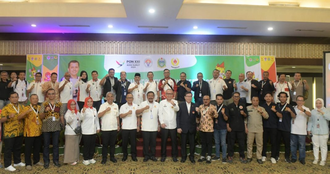 Sekum PB PON XXI Aceh-Sumut Effendi Pohan bersama Ketua Panwasrah PON XXI 2024 Aceh-Sumut Suwarno serta para Ketua KONI Provinsi se Indonesia foto bersama pada pembukaan DRM PON XXI 2024 Aceh-Sumut wilayah Sumut di Hotel Emerald Medan, Rabu (7/8/2024). (Dok/Kominfo Sumut)