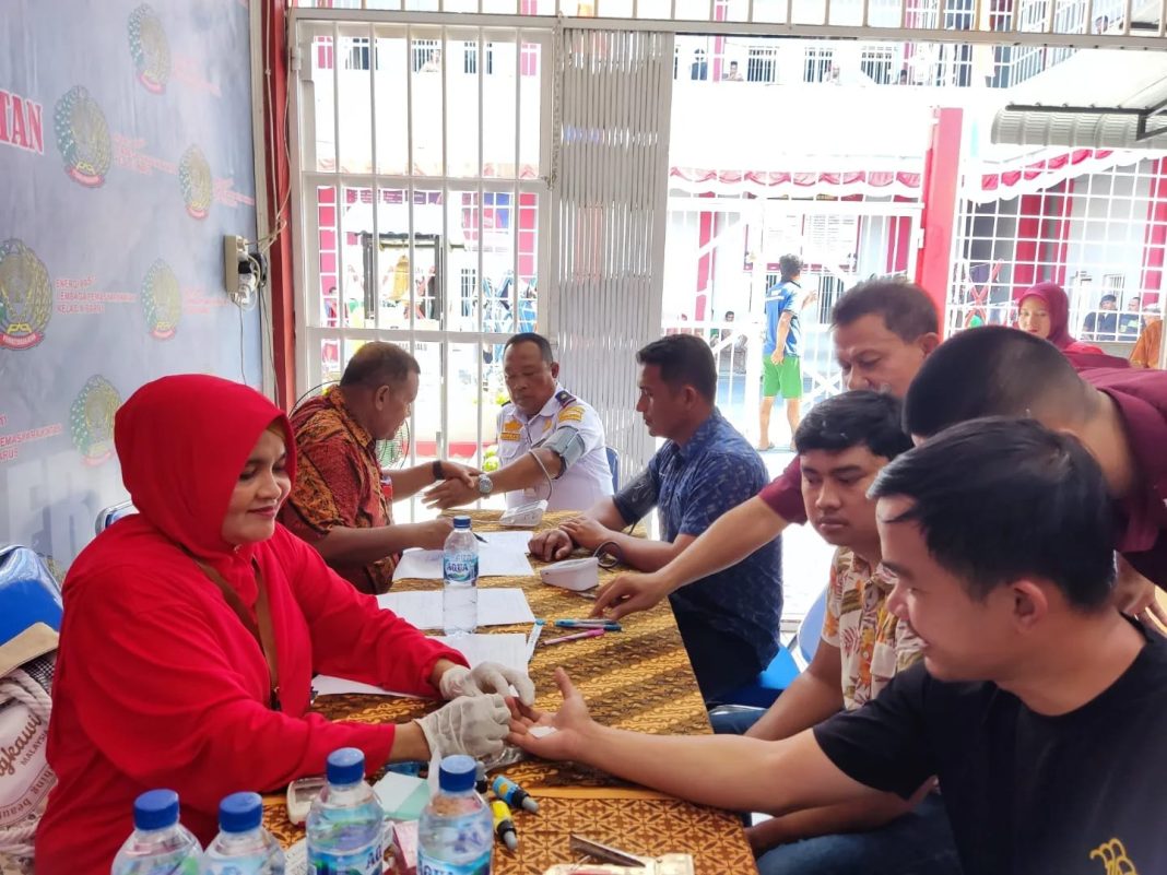 Tim medis memeriksa kesehatan peserta sebelum mendonorkan darah pada kegiatan donor darah yang digelar Lapas Barus, Kamis (8/8/2024). (Dok/Humas Lapas Barus)