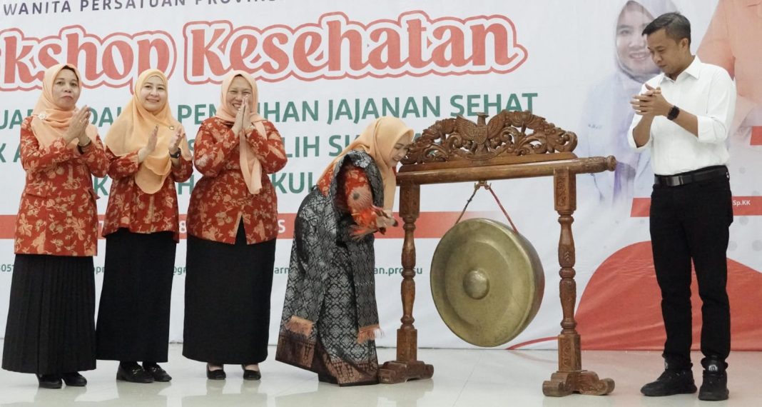 Pemukulan gong oleh Pj Ketua TP PKK selaku Penasihat DWP Provinsi Sumut Ny Dias Fatoni tanda dibukanya acara Workshop Kesehatan di gedung Balai Kartini Convention Center and Public Service, Jalan Gunung Leuser BP7, Kamis (8/8/2024). (Dok/Kominfo Tebingtinggi)