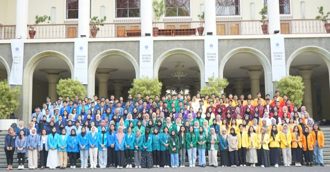 Mahasiswa USU yang ikut program Merdeka Belajar Kampus Merdeka foto bersama.