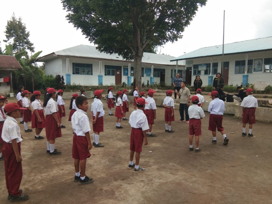 Tim PKM dari Universitas Quality Berastagi saat menggelar sosialisasi di SD Negeri 094119 Panribuan, Kabupaten Simalungun pada 19 Juni 2024. (Dok/R Boang Manalu)