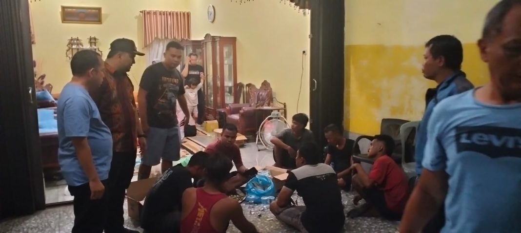 Sekcam Medan Selayang Zulfahmi Tarigan, Lurah Tanjung Sari Ihsan Nugrah Harahap, Kepala Lingkungan 12, Kelurahan Tanjungsari, Kecamatan Medan Selayang, Ansari sedang menyapa warga yang terdampak sementara waktu ditampung di rumah Kepala Lingkungan, Jumat (9/8/2024) malam.