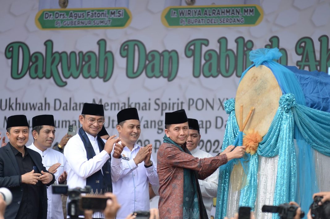 Pj Gubernur Sumut Agus Fatoni bersama Ustaz Yusuf Mansur saat menggelar Safari Dakwah dan Tabligh Akbar serta Doa Keselamatan di Deliserdang, Sergai, dan Tebingtinggi, Kamis (8/8/2024). (Dok/Kominfo Sumut)