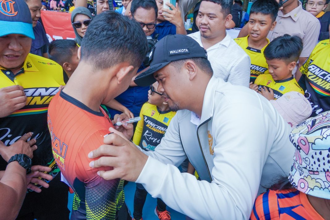 Wali Kota Medan Bobby Nasution menandatangani baju atlet pada Kejuaraan Nasional Sepatu Roda Bintang Medan Open di Lapangan Sepatu Roda Taman Cadika Medan Johor, Jumat (9/8/2024). (Dok/Kominfo Medan)