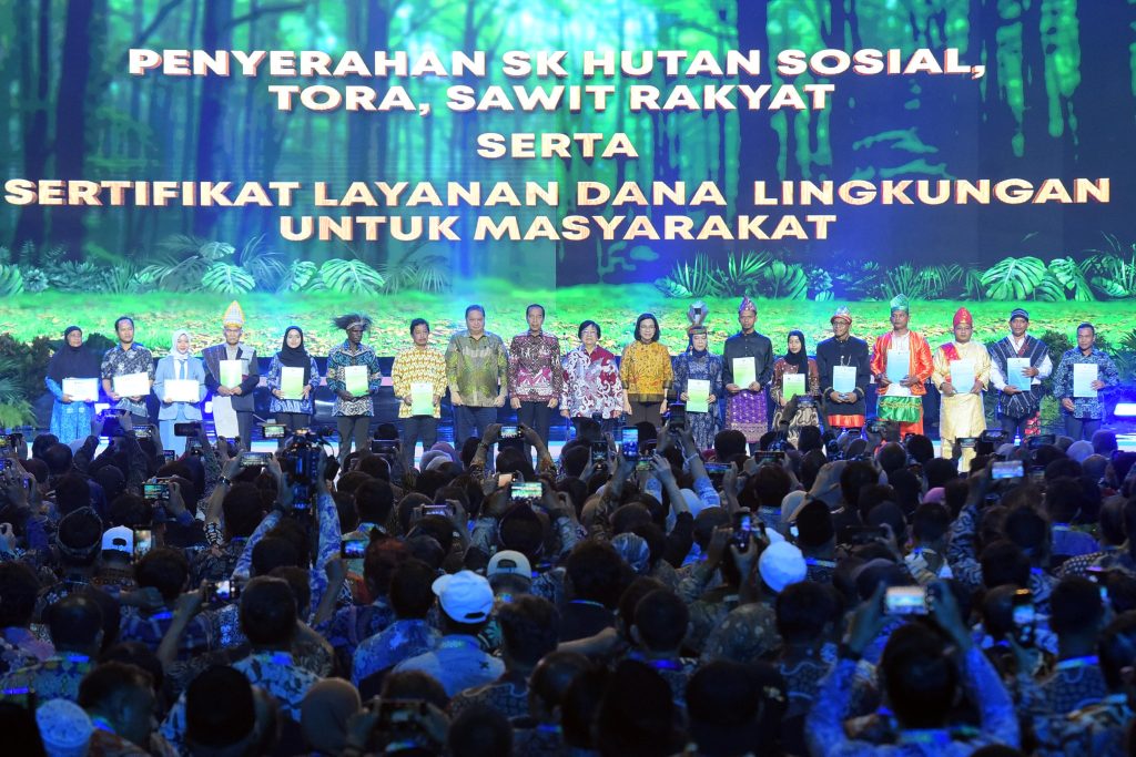 Presiden Jokowi Menghadiri Festival Lingkungan-Iklim-Kehutanan-Energi (LIKE) 2 Sekaligus Menyerahkan Sertifikat Layanan Dana dan SK Perhutanan Sosial, di JCC Senayan, Provinsi DKI Jakarta, Jumat (9/9/2024).