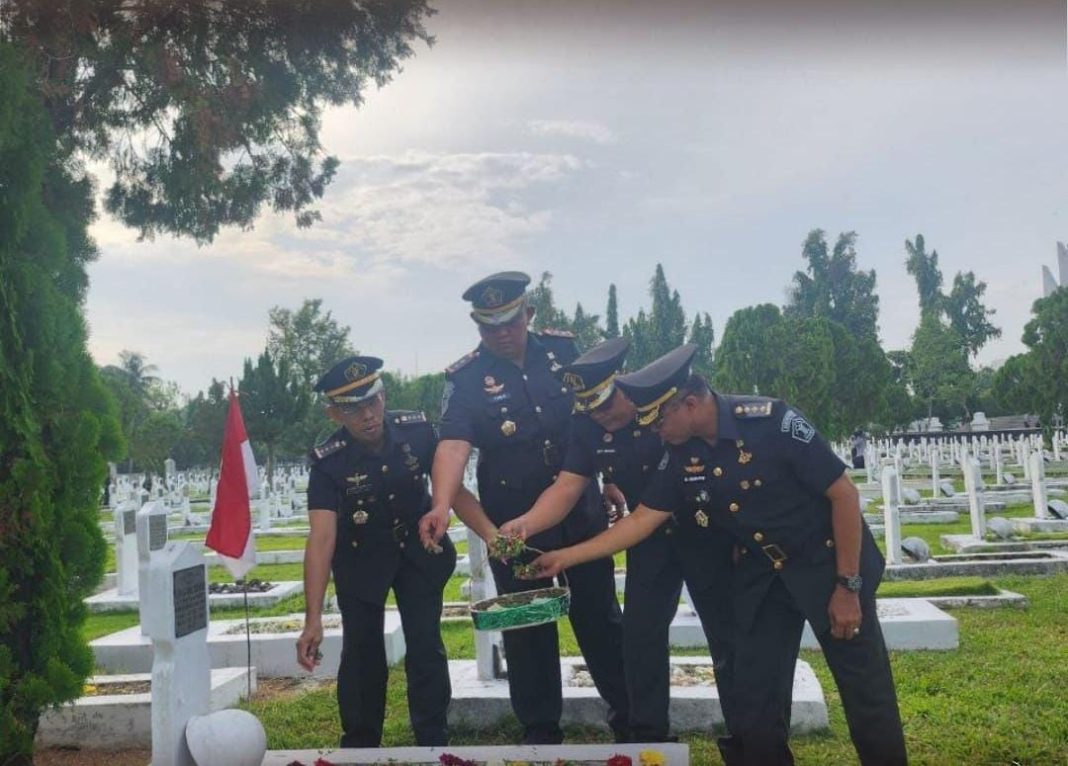 Lapas Pancurbatu menaburkan bunga saat ziarah di TMP Bukit Barisan, Jalan Sisingamangaraja XII Medan, Jumat (9/8/2024). (Dok/Lapas Pancurbatu)