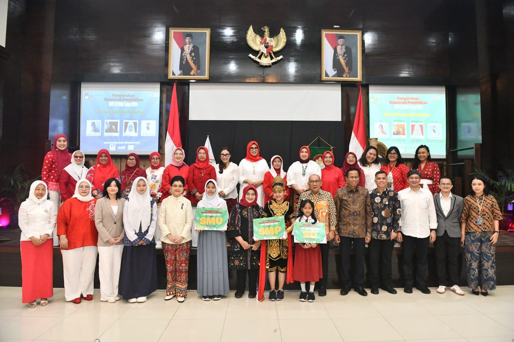 DWP Setkab menyerahkan beasiswa dan tali kasih DWP Setkab tahun 2024 kepada putra-putri pegawai, pensiunan, dan pegawai tidak tetap di lingkungan Sekretariat Kabinet, di Aula Serbaguna Gedung III, Kementerian Sekretariat Negara, Jakarta, Jumat (9/8/2024).