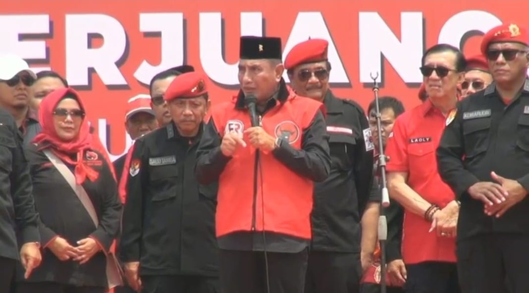 Balon Gubernur Sumut dari PDIP Edy Rahmayadi didampingi Ketua DPP Bidang Kehormatan PDIP Komarudin Watubun dan lainnya memberikan kata sambutan usai diusung di Lapangan Astaka, Kabupaten Deliserdang, Sabtu (10/8/2024).