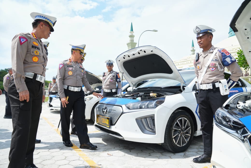 Kepala Korlantas Polri Irjen Pol Aan Suhanan didampingi lainnya melakukan pengecekan terhadap kesiapan personel dan kendaraan pengamanan. (Dok/Humas Polri)