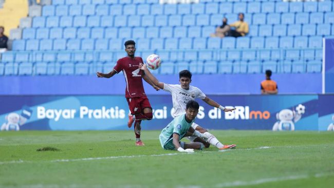 PSM Makassar memulai Liga 1 2024/2025 dengan kemenangan meyakinkan, menghancurkan Persis Solo dengan skor 3-0 di Stadion Batakan, Balikpapan, Sabtu sore.