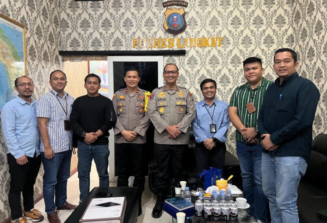 Manager PLN UP3 Binjai Darwin Simanjuntak (tiga dari kanan) beserta jajaran foto bersama dengan Kapolres Langkat AKBP David Triyo Prasojo (5 dari kiri) beserta jajaran. (Dok/PLN)