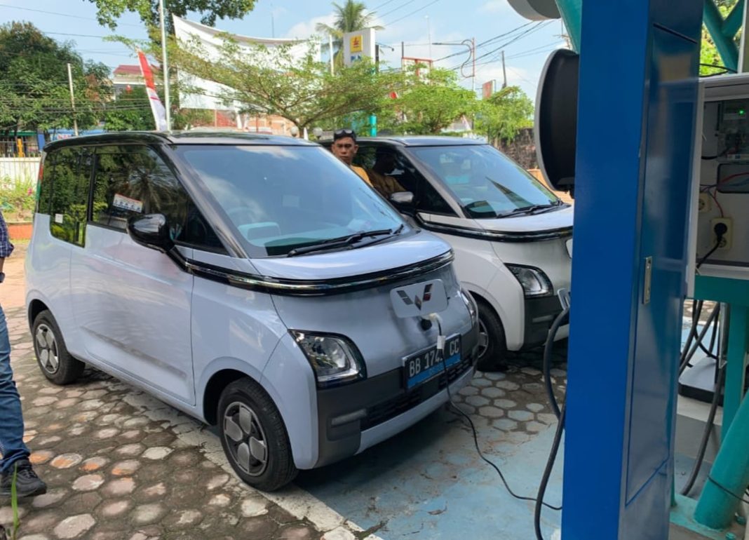 Pengguna kendaraan listrik di Kota Pematangsiantar sedang melakukan pengisian daya di SPKLU PLN Unit Layanan Pelanggan (ULP) Siantar Kota, Sabtu (10/8/2024).