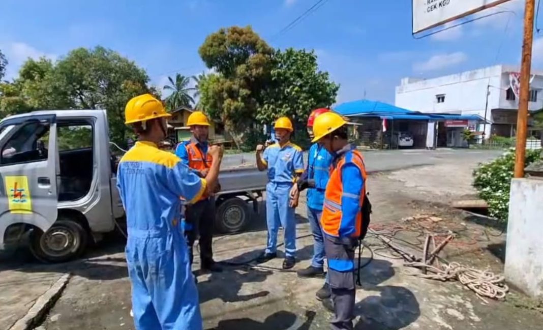 Team Leader K3 PLN Unit Layanan Pelanggan (ULP) Tebingtinggi melakukan briefing sebelum melakukan pekerjaan peningkatan pasokan listrik, Sabtu (10/8/2024).