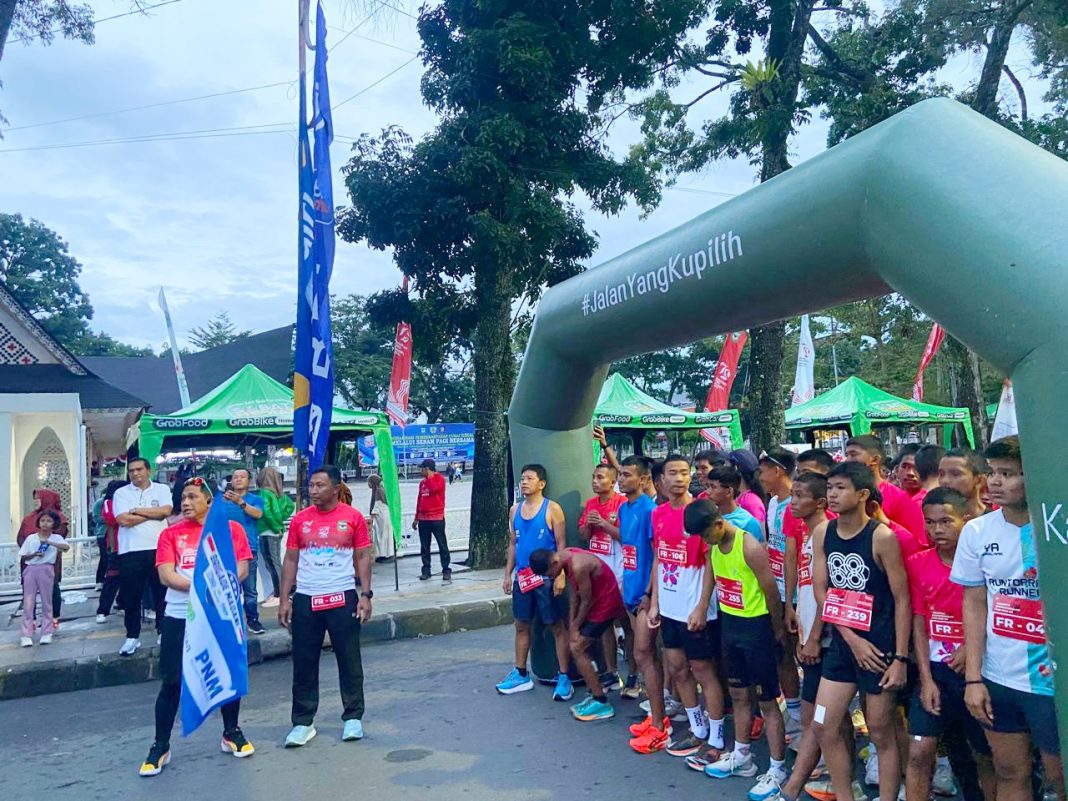 Kapolres Pematangsiantar AKBP Yogen Heroes Baruno melepas peserta Fun Run Gempita Kemerdekaan RI ke 79 tahun 2024 dari Lapangan H Adam Malik, Kelurahan Proklamasi, Kecamatan Siantar Barat, Minggu (11/8/2024). (Dok/Polres Pematangsiantar)