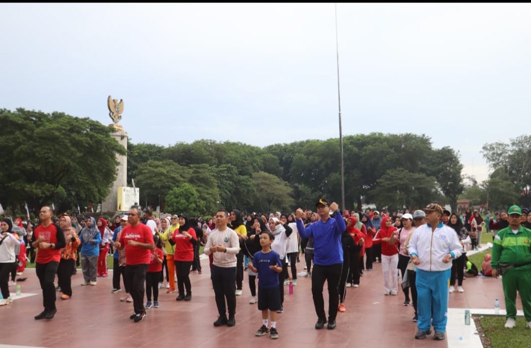 Pj Bupati Langkat Faisal Hasrimy mengikuti senam kolaborasi bersama unsur Forkopimda dan masyarakat, Minggu (11/8/2024). (Dok/Kominfo Langkat)