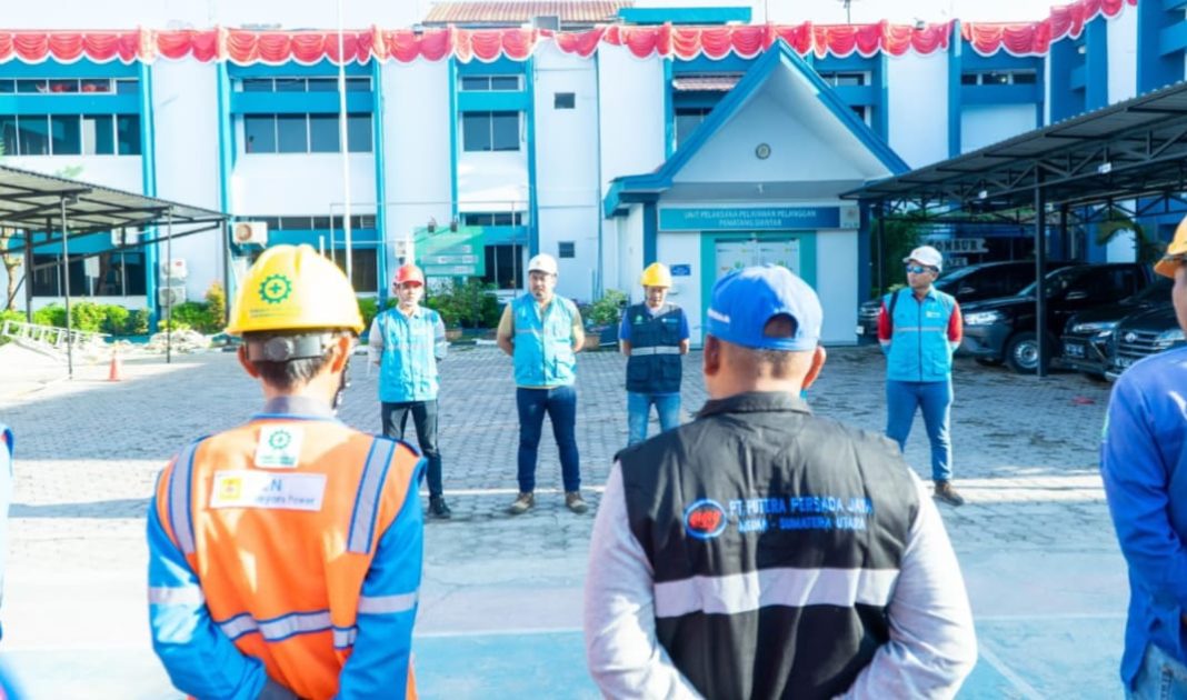 Petugas PLN UP3 Pematangsiantar dan PLN UPT Pematangsiantar melakukan briefing dan doa bersama seluruh petugas, Sabtu (10/8/2024).