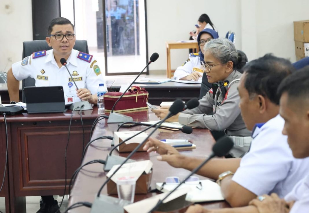 Dr Agustinus Panjaitan memimpin rapat di Aula Kantor Dishub Sumut, Jalan Imam Bonjol Medan, Senin (12/8/2024).