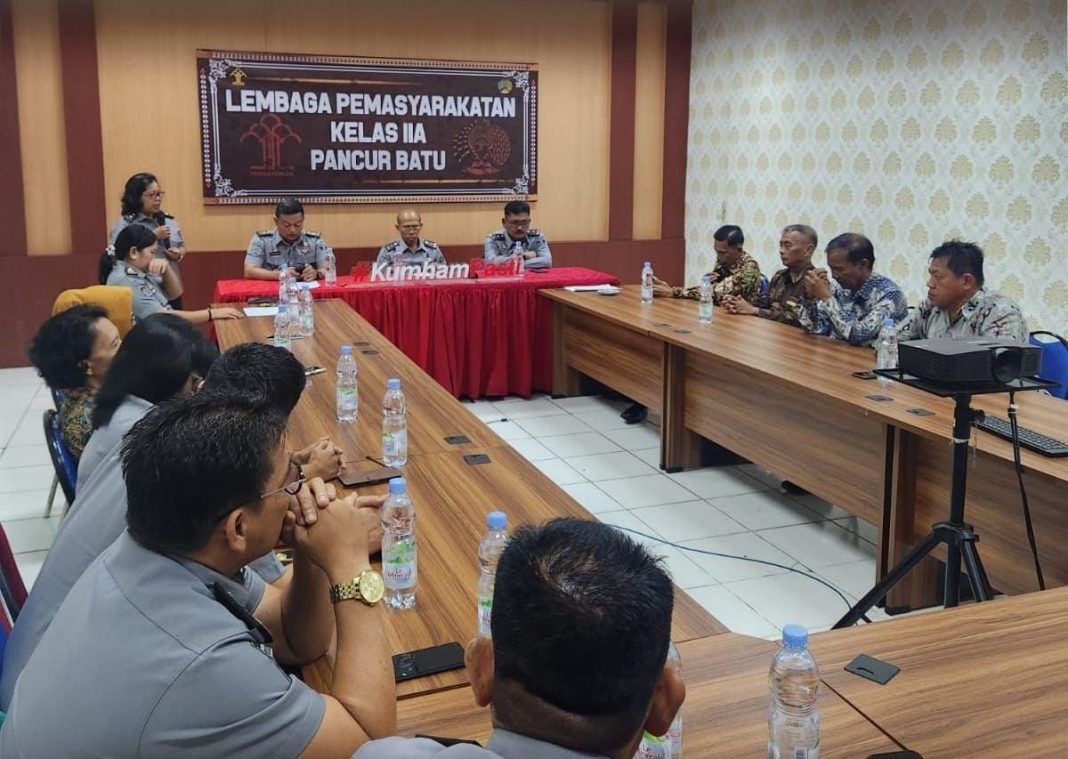 Lapas Kelas IIA Pancurbatu Kanwil Kemenkumham Sumut menggelar kegiatan silaturahmi dengan para purnabakti yang telah berjasa dalam pengabdian perjalanan karirnya di Lapas Pancurbatu, Senin (12/8/2024). (Dok/Lapas Pancurbatu)