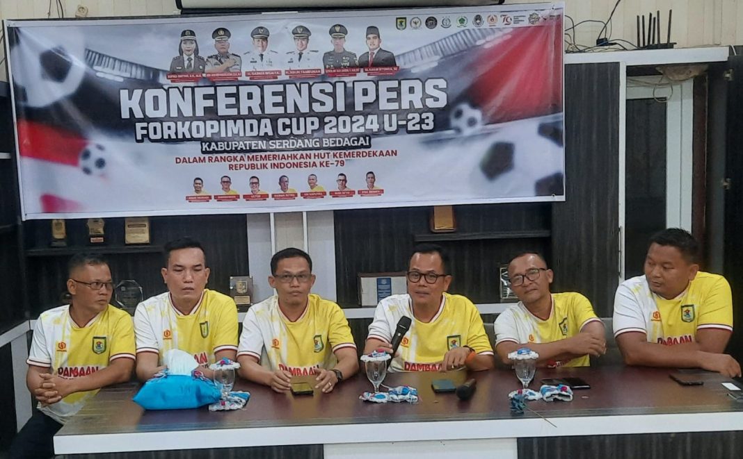 Ketua KONI Sergai Usman Effendi Sitorus didampingi Ketua Panitia Darmawan bersama Sekretaris Panitia Edi Saputra, Bendahara Agus Hariadi dan Tim Pengamanan Ipda Brimen memaparkan pelaksanaan Turnamen Sepak Bola Forkopimda Cup Sergai U-23, Senin (12/8/2024).