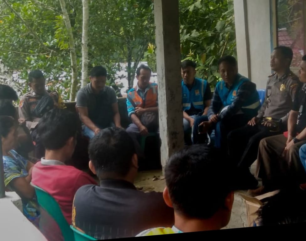 Mukhlis Suhada, Manager PLN ULP Teluk Dalam, bersama Camat Somambawa, Kapolsek Lahusa, Kepala Desa Somambawa, Kepala Desa Sifitu Banua, melakukan sosialisasi pentingnya dilakukan pemotongan pohon yang mendekati jaringan, Senin (12/8/2024).