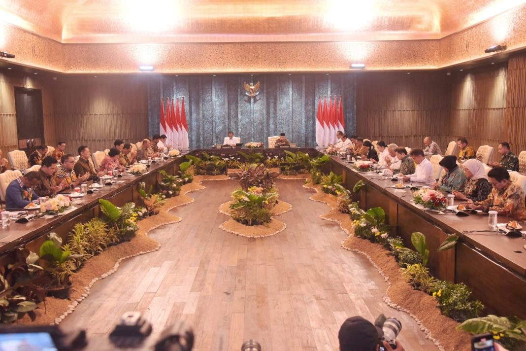 Presiden Jokowi memimpin SKP di Istana Garuda, Ibu Kota Nusantara, Kalimantan Timur, Senin (12/08/2024).