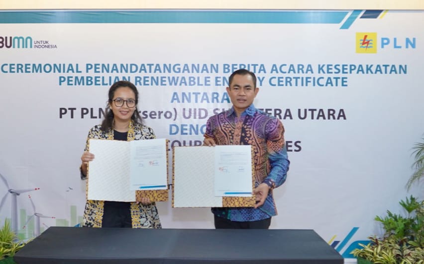 General Manager PLN UID Sumut Saleh Siswanto (kanan) bersama Senior Manager Commercial PT Agincourt Resources, Jingga Ajani menunjukkan berita acara pembelian layanan Renewable Energy Certificate (REC) sebanyak 275.000 unit yang merupakan transaksi terbesar pertama diluar Pulau Jawa, Selasa (13/8/2024).