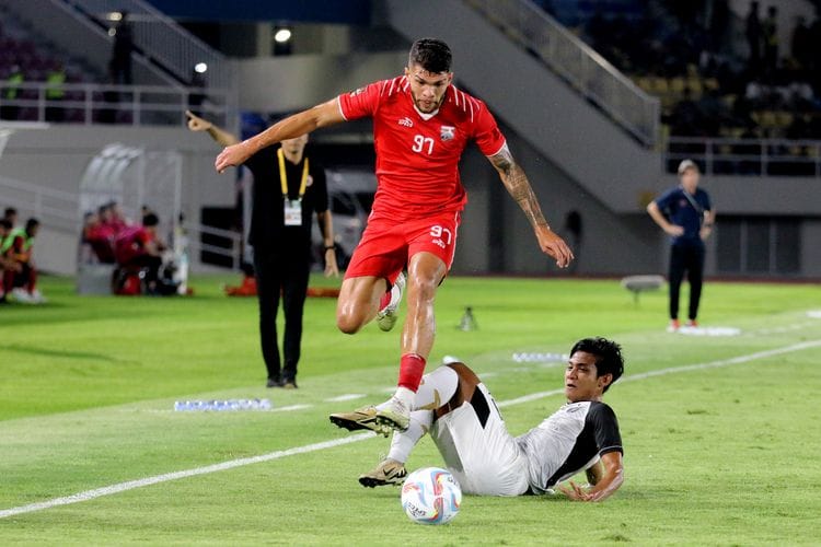 Pemain Borneo FC Rosembergne da Silva berhasil melewati pemain Persija Jakarta Firza Andika saat babak semi final Piala Presiden 2024 yang berlangsung di Stadion Manahan Solo, Selasa (30/7/2024) malam.