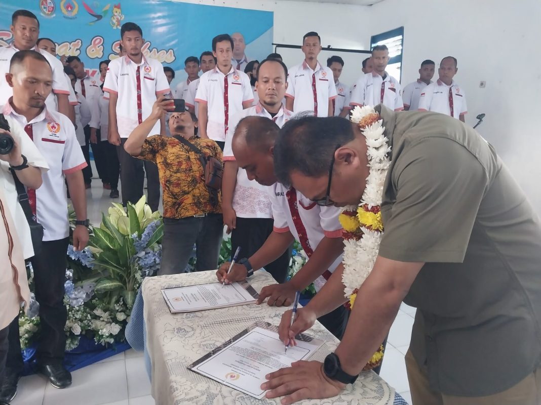 Ketua KONI Deliserdang dr H Asri Ludin Tambunan (dr Aci) bersama Ketua KONI Lubukpakam Yanras teken berita acara pelantikan di Lubukpakam, Senin (12/8/2024).