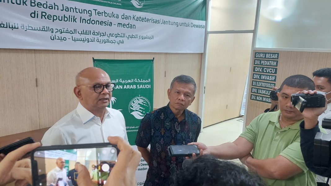 Direktur Medik dan Keperawatan RS Adam Malik dr Otman Siregar SpOT (K) didampingi Dr Marshal SpB SpBTKV memberikan keterangan kepada wartawan di Gedung PJT RS Adam Malik, Selasa (13/8/2024).