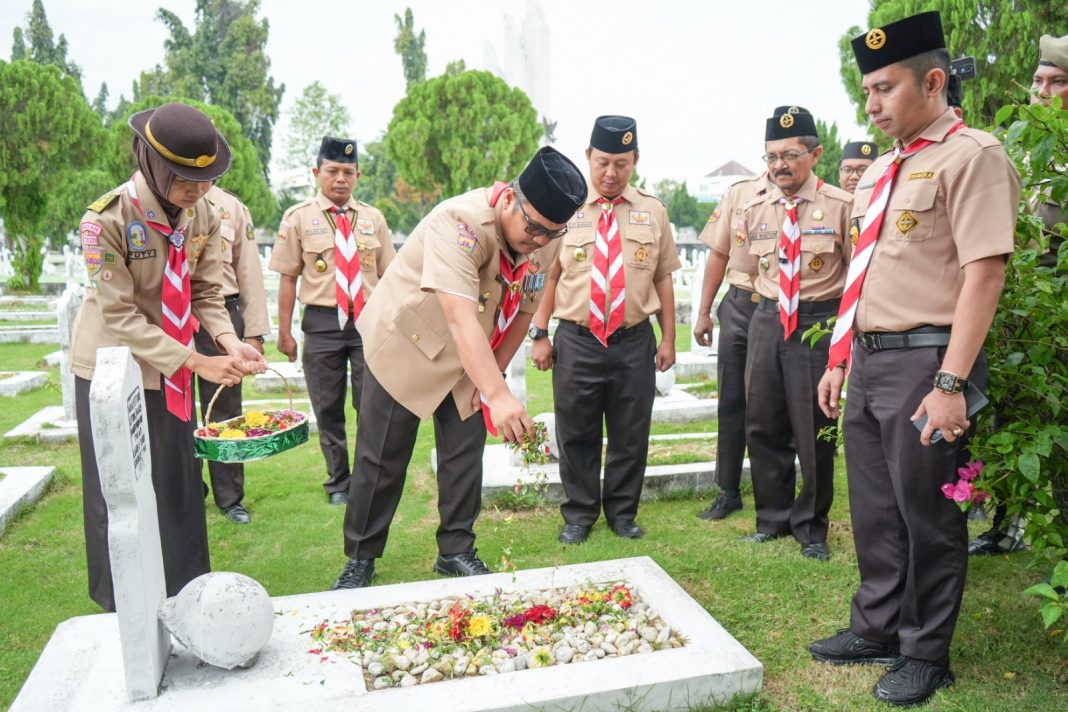 Jelang Hari Pramuka ke-63, Ketua Kwarcab Gerakan Pramuka Kota Medan, Topan Obaja Putra Ginting memimpin ziarah dan tabur bunga di TMP Bukit Barisan, Jalan Sisingamangaraja XII, Kecamatan Medan Kota, Selasa (13/8/2024). (Dok/Kominfo Medan)