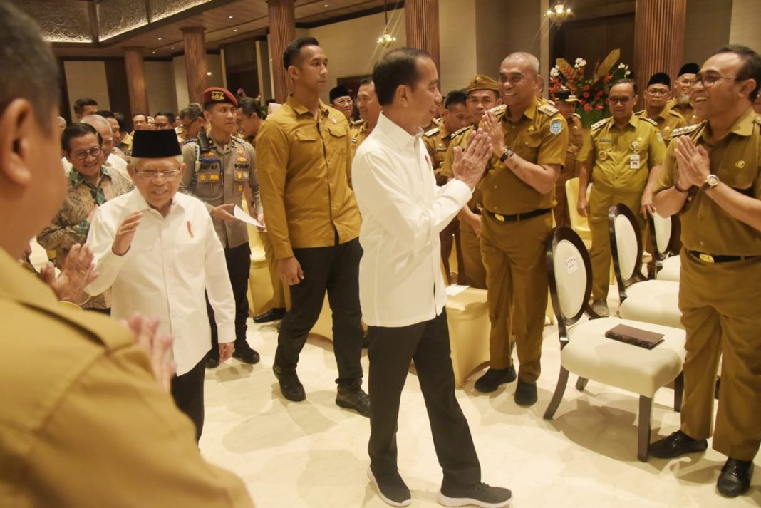 Presiden Jokowi memberikan pengarahan kepada seluruh bupati dan walikota seluruh Indonesia di Istana Negara, Ibu Kota Nusantara, Kalimantan Timur, Selasa (13/08/2024).