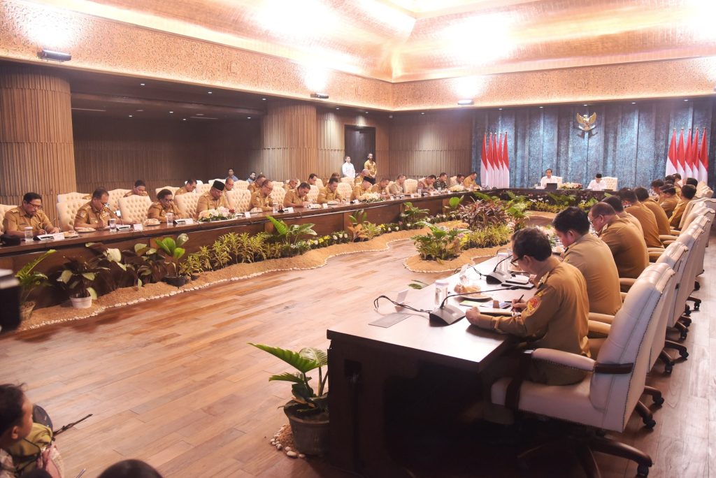 Presiden Jokowi memberikan pengarahan kepada seluruh Gubernur seluruh Indonesia di Istana Garuda, Ibu Kota Nusantara, Provinsi Kalimantan Timur, Selasa (13/8/2024).