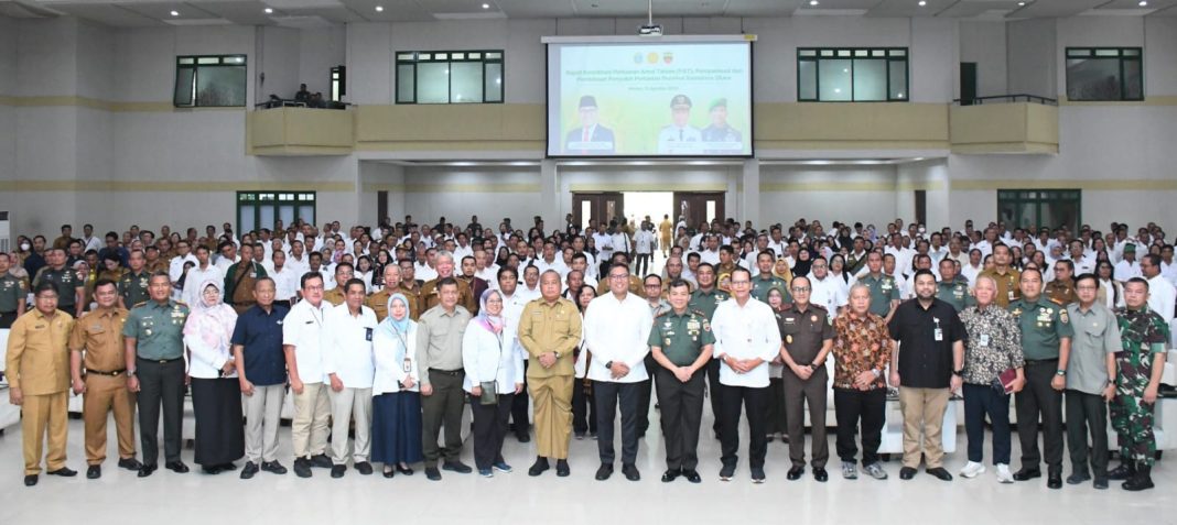 Wamentan RI Sudaryono foto bersama Rakor bersama Dandim, Danrem, Penyuluh Pertanian dan Kepala Dinas Pertanian Kabupaten/Kota se Sumut, di Balai Prajurit Kodam I/BB, Jalan Gatot Subroto Medan, Senin (12/8/2024). (Dok/Kominfo Sumut)