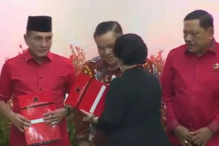 Ketua Umum PDIP Megawati Soekarnoputri menyerahkan surat tugas kepada 13 bakal calon kepala daerah, termasuk kepada calon Gubernur Sumut Edy Rahmayadi, Rabu (14/8/2024).