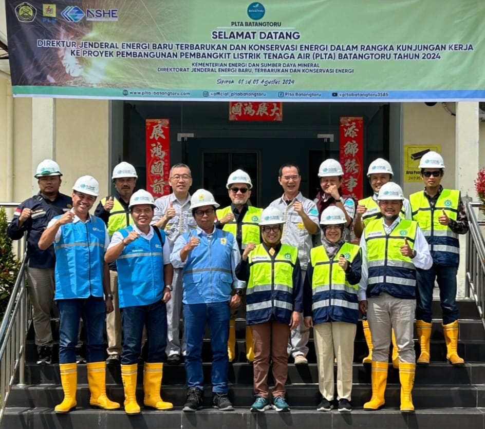 Tim Direktorat EBTKE dan Direktorat Gatrik melakukan kunjungan kerja (Kunker) ke PLTA Batang Toru dan foto bersama, Jumat (2/8/2024). (Dok/PLN)