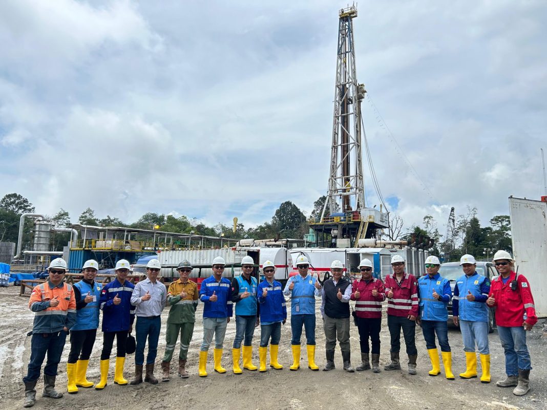 GM PLN UIP Sumbagut Hening Kyat Pamungkas foto bersama saat melakukan site visit ke 2 lokasi proyek PLTP Sorik Marapi dan TL 275 kV Padangsidimpuan-Payakumbuh yang dalam penyelesaian, Rabu dan Kamis. (Dok/PLN)