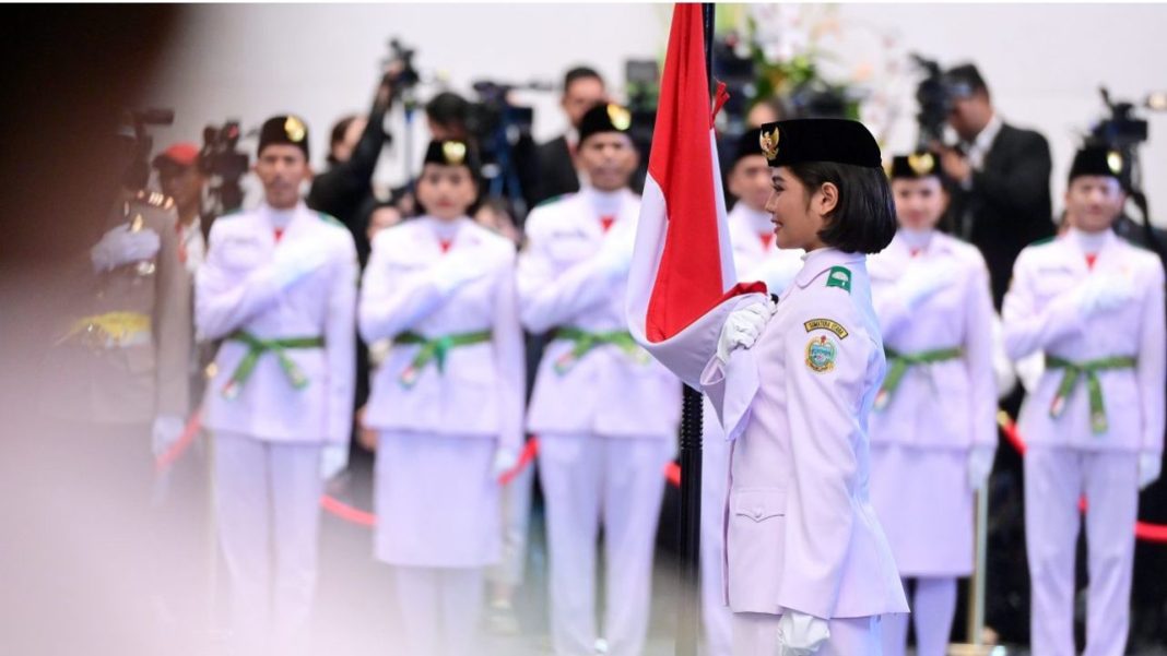 Presiden Jokowi secara resmi mengukuhkan 76 pelajar sebagai anggota Paskibraka Tahun 2024. Upacara pengukuhan ini menjadi momen bersejarah karena pertama kali digelar di Istana Negara Garuda, IKN, Kaltim, Selasa (13/8/2024).