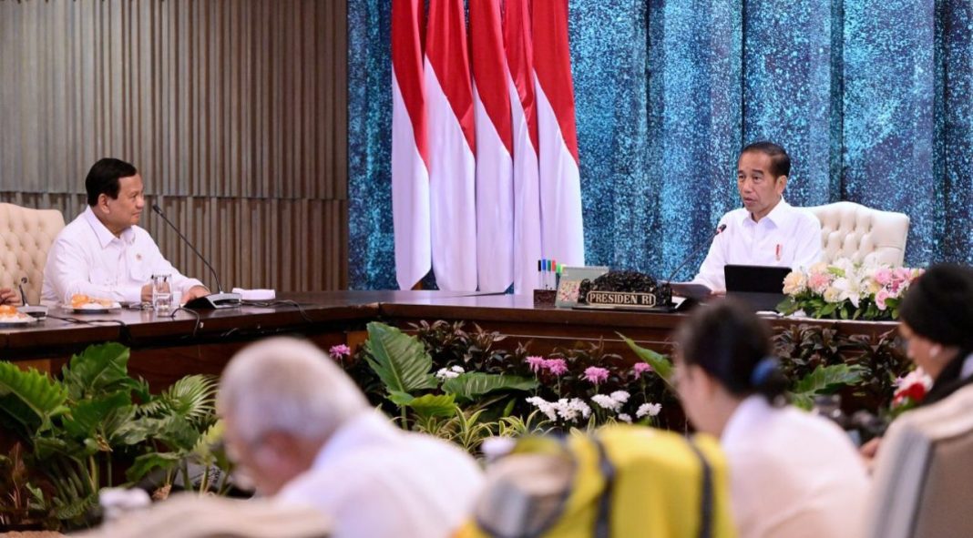 Presiden Terpilih Indonesia Prabowo Subianto menegaskan komitmennya untuk melanjutkan dan mempercepat pembangunan IKN dalam Sidang Kabinet Paripurna yang berlangsung di Istana Negara Garuda, Provinsi Kalimantan Timur